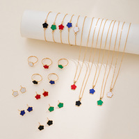 Ensemble de bijoux en alliage de trèfle porte-bonheur pour femmes 4 pièces collier bracelet anneau boucles d'oreilles cadeau de mode pour fête et usage quotidien