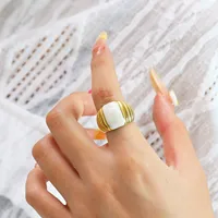 Bague large en émail rouge vif avec accent doré texturé, en acier inoxydable, bijou tendance pour un usage quotidien
