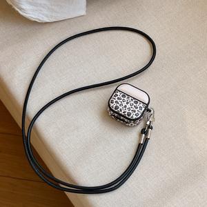 Funda Cruzada con Estampado de Leopardo BP007 Compatible con <span class=keywords><strong>Apple</strong></span> <span class=keywords><strong>AirPods</strong></span> de 4.ª Generación, Funda para Auriculares Bluetooth Pro 2/Nueva 3.ª Generación - Product Image 1