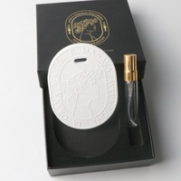 Boîte-cadeau de luxe personnalisée de luxe d'usine FinRu ensemble de désodorisants pour diffuseur d'huiles essentielles d'aromathérapie en pierre de céramique suspendue pour voiture