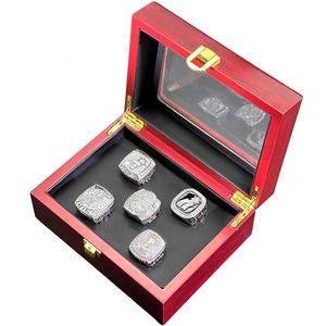 Anillos de campeonato de baloncesto San <span class=keywords><strong>Antonio</strong></span> Spurs personalizados, juego de 5 piezas, caja de exhibición de anillo de campeón de aleación, diamantes de imitación con incrustaciones de madera - Product Image 2