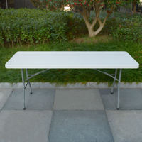 Tables pliantes rectangulaires portables en plastique HDPE blanc de 6 pieds, faciles à nettoyer, résistantes à l'humidité, pliables en deux, longues
