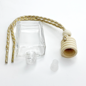 Ciondolo fragranza per auto di lusso interni per auto oli profumati vuoti imballaggio bottiglia di profumo appesa per auto con coperchio in legno - Product Image 3