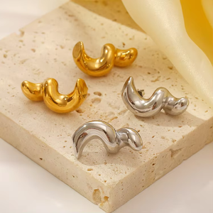 Boucles d'oreilles irrégulières élégantes Bijoux Géométrie Boucles d'oreilles torsadées en acier inoxydable plaqué or hypoallergénique personnalisées pour femmes - Product Image 3