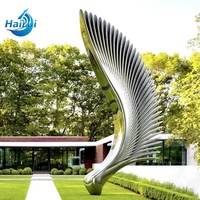 Sculpture d'ailes d'ange abstraites en métal poli moderne, décoration de paysage extérieur d'hôtel personnalisée