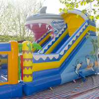 Structure gonflable sur le thème des requins avec toboggan aquatique, mur d'escalade, aire de jeux gonflable pour enfants de qualité commerciale