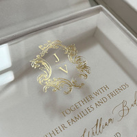 Coffret d'invitation de mariage de luxe en velours blanc crème et acrylique avec feuille d'or, monogramme, RSVP, ruban, pochette et impression personnalisée