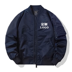 เสื้อแจ็คเก็ตเบสบอลทรงบอมเบอร์แบบกระดุมแถวเดียว ผ้าแคนวาสเคลือบผิว คอตั้ง กันน้ำ สำหรับฤดูใบไม้ผลิ สกรีนโลโก้ได้ตามต้องการ สำหรับผู้ชาย - Product Image 2