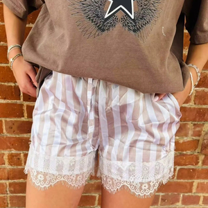 Shorts de nuit en satin soyeux rayé pour <span class=keywords><strong>femme</strong></span>, personnalisables en gros, avec bordure en <span class=keywords><strong>dentelle</strong></span> délicate effet cils - Product Image 1