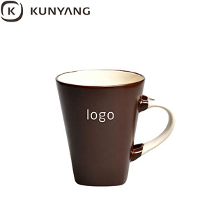 Mug à café en céramique bicolore en forme <span class=keywords><strong>de</strong></span> <span class=keywords><strong>V</strong></span>, poignée contrastante, tasse à thé conique en porcelaine, logo personnalisé, cadeau d'entreprise, vente en gros - Product Image 1