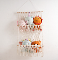 Hamac de rangement moderne en macramé pour animaux en peluche avec support en bois et filet de rangement suspendu style bohème pour chambre et salon