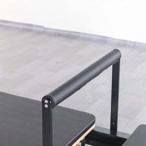 Reformer de Pilates Minimalista y Elegante en Aleación de Aluminio Negro para Apartamentos, Spas y Retiros - Product Image 6