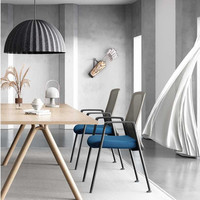 Chaises de bureau ergonomiques en PP avec accoudoirs fixes pour salles de conférence – Fournisseur commercial de mobilier de salle de réunion
