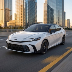 Toyota Camry 2.0HXS Sport Plus Edition Sedan HEV 2026 con Guida a Sinistra, Colore Bianco - Product Image 4