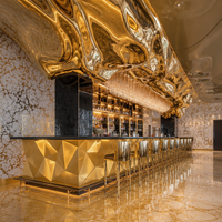 Comptoir de bar lumineux en titane et acier inoxydable forgé sur mesure, design géométrique sculptural pour hôtel, complexe hôtelier, casino