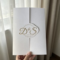 Carte d'invitation de mariage personnalisée à trois volets avec dorure à chaud et monogramme découpé