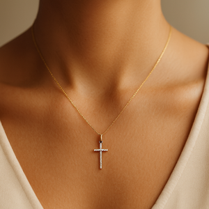 จี้ทองคำขาว 14K ดีไซน์เรียบง่าย สไตล์ศาสนา รูปทรงกางเขนบาง ประดับด้วยเพชรคิวบิกเซอร์โคเนียขนาด 1.20 มม. สำหรับผู้หญิง - Product Image 5