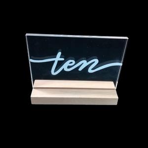 Letrero de reserva de mesa de fiesta de boda acrílico transparente OEM ODM personalizado con base de madera - Product Image 4