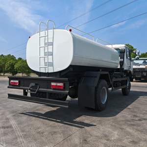 Nouvelle condition Dongfeng 4x4 tout route transmission manuelle <span class=keywords><strong>camion</strong></span>-<span class=keywords><strong>citerne</strong></span> 5001-10000L <span class=keywords><strong>volume</strong></span> du réservoir pour le transport de l'eau - Product Image 4