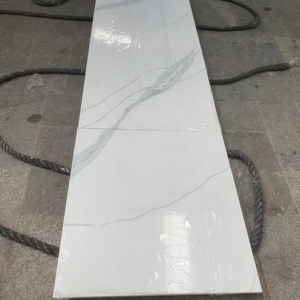 เคาน์เตอร์ควอตซ์สมัยใหม่ หินสังเคราะห์ พื้นผิวสีขาว ลายเส้นสีเทา พร้อมบริการหลังการขายที่เชื่อถือได้ - Product Image 1