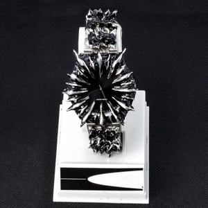 Reloj de Acero Inoxidable Personalizado para Hombre con Detalles de Cuchilla, Caja Anatómica, Estilo Vanguardio Oscuro, Borde Gótico, Escultura de Muñeca Audaz - Product Image 5