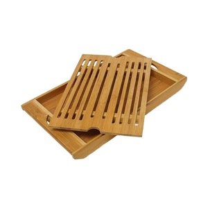 Tabla de cortar ecológica de bambú con ranuras y bandeja recolectora de migas, para uso en la cocina. - Product Image 1