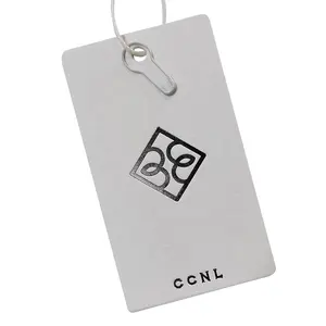 Support logo personnalisé étiquette pivotante de luxe étiquette volante en papier d'impression UV feuille noire étiquette volante gravée pour vêtements