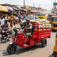 Tricycle utilitaire électrique motorisé pour le transport de marchandises, idéal pour les fabricants, le transport ouvert, les motos, les camions commerciaux et l'agriculture
