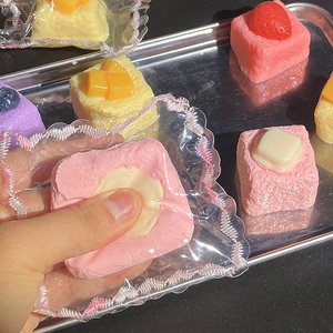ของเล่นบีบเค้กพุดดิ้งน่ารัก DIY พวงกุญแจกระเป๋านักเรียน ผลไม้บีบได้ สำหรับเด็ก-3.5x3.5 ซม. บรรเทาความเครียด อายุ 5 ปีขึ้นไป - Product Image 2
