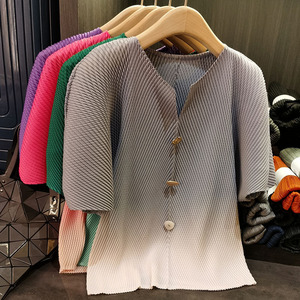 Miyake เสื้อจับจีบลายมังกรไล่ระดับสีหรูหราเสื้อคอวีดีไซน์ไฮเอนด์ฤดูร้อนทรงหลวมไซส์ใหญ่ป้องกันการเกิดขนสั้นแข็ง