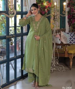 Ensemble Kurta A-Line en coton de qualité supérieure pour femmes avec broderie lourde tenue ethnique indienne traditionnelle pour festival de mariage et fête - Product Image 3