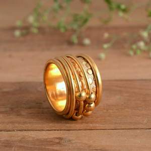 Anillo Giratorio Moderno Hecho a Mano con Cuentas de Latón Chapadas en Oro de 14K, Anillo Antiestrés para Aliviar la Ansiedad - Product Image 1