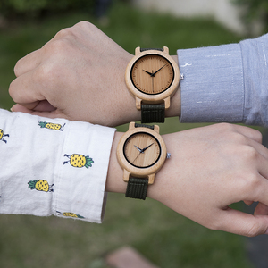 Montres en bois de bambou pour couples, avec affichage à aiguilles et bracelet en tissu, fabriquées à la main, cadeaux OEM pour hommes et femmes, emballage en boîte - Product Image 3