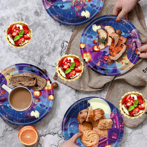 Assiettes rondes en papier jetables sur le thème d'Halloween pour les fêtes, avec un design de château de citrouille - Product Image 2