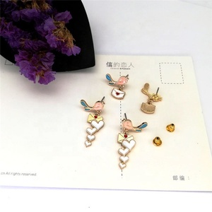 Metal esmalte suave pájaro literario amor sobre pendientes joyería - Product Image 4