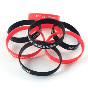 Bracelet <span class=keywords><strong>en</strong></span> silicone fin personnalisé avec logo, bracelet <span class=keywords><strong>en</strong></span> caoutchouc, bracelet <span class=keywords><strong>en</strong></span> silicone personnalisé <span class=keywords><strong>pas</strong></span> <span class=keywords><strong>cher</strong></span> - Product Image 1