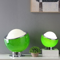 Lampes de table en fer pour la lecture dans la chambre ou la chambre d'hôtel.