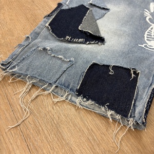 กางเกงยีนส์ขาสั้น Topshow DENIM แบบสั่งทำพิเศษ แต่งลายปักแบบดิสเทรส ตัดต่อผ้า พร้อมลายพิมพ์ออฟเซ็ต ขายส่ง กางเกงยีนส์ขาสั้นผู้ชาย - Product Image 4