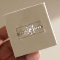 10K 14K 18K Som Altın Lüks Unisex IGI Sertifikalı DEF VS-VVS Zümrüt Kesim Laboratuvarda Yetiştirilmiş Elmas Yüzük Nişan Alyansı