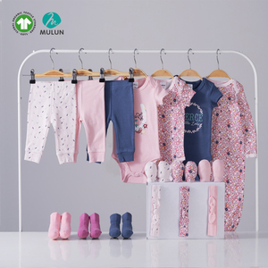 Caja de Regalo de Ropa para <span class=keywords><strong>Bebé</strong></span> Unisex en Oferta - 16 Piezas Personalizables, Conjunto de <span class=keywords><strong>Bebé</strong></span> de Algodón Orgánico Premium con Patrón Floral Tejido - Product Image 2