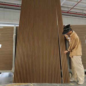 Wandpaneele für Industrie und Büro aus PVC in Marmoroptik | Geriffelte Lamellenpaneele aus Holz-WPC für die Innenwandverkleidung - Product Image 1