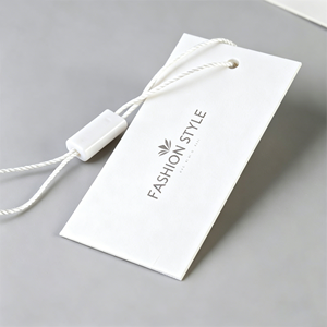 Etiquetas colgantes de papel reciclado personalizadas al por mayor con logotipos personalizados, adecuadas para ropa, bolsos y zapatos – ecológicas y lujosas - Product Image 3