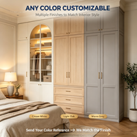 Armoire de chambre moderne personnalisée en MDF, finition chêne clair thermoformé, porte vitrée cintrée, éclairage LED, poignées en laiton, OEM ODM