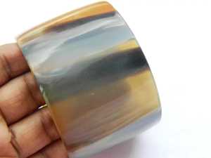 Brazalete ancho de cuerno natural hecho a mano más vendido para mujer, joyería de moda ecológica al mejor precio - Product Image 4