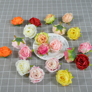 Testa di Rosa Decorativa in Seta Artificiale Multicolore, Elegante Accessorio per Matrimoni, Decorazione per Location o Casa - Product Image 1