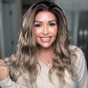 วิกผมสีน้ำตาลเข้มผสมสีบลอนด์สำหรับผู้หญิง วิกผมลูกไม้สังเคราะห์แบบ 13x4 ลอนน้ำ วิกผมพร้อมผมปลอมธรรมชาติ - Product Image 1