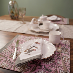 Serviettes carrées imprimées florales bio, luxe, faites à la main, personnalisées, lot de 10, 100% coton, écologiques, décoration maison et mariage - Product Image 1