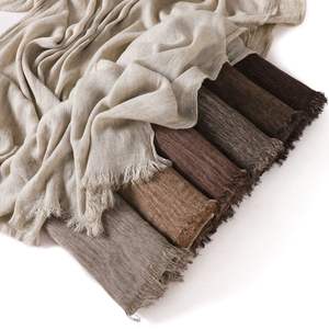 Hijab ethnique, nouveau, doux et respirant, en modal viscose rayonne teint à la main, franges froissées, long foulard avec châle plissé en stock - Product Image 3