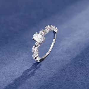 Anillo de Plata de Ley para Mujer, con Incrustaciones de Encaje Estrecho Incoloro, Joyería Hecha a Mano, 4 * 6, Alto Contenido de Carbono, Estilo Lujoso y Ligero - Product Image 5