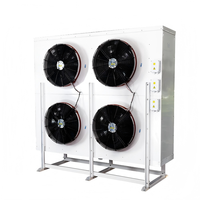 Radiateur de condensation à ailettes en cuivre avec cadre vertical blanc et quatre ventilateurs axiaux pour entrepôts frigorifiques à températures moyennes et basses